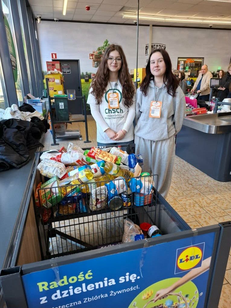 Wolontariuszki podczas zbi&oacute;rki żywności w sklepie