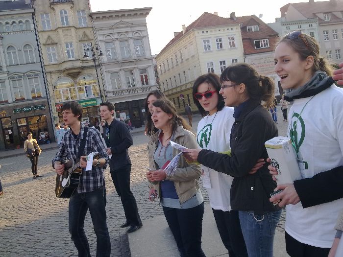 Spontaniczna dobroczynność. W Bydgoszczy młodzież włącza się w pomoc