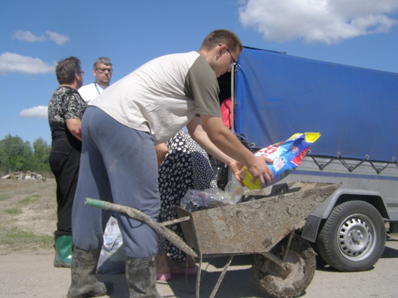 Środki czystości, odzież i żywność dla powodzian