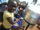<em>Tippy-tap</em> w warunkach szkolnych – proste urządzenie do mycia rąk, a w warunkach tropikalnych chroni zdrowie i życie dzieci